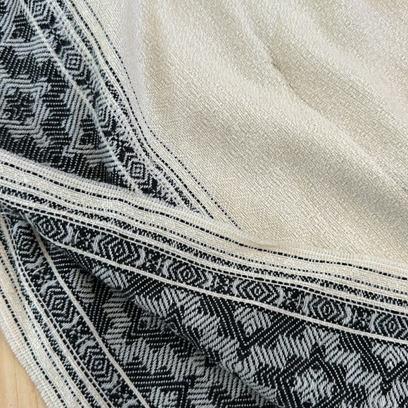 Fall poncho. Cream with black and white - Picture 5 of 6